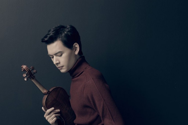 Stefan Jackiw holding a violin