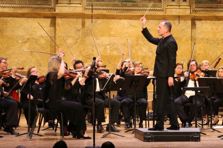 Rossen Milanov conducts the orchestra onstage at Richardson Auditorium