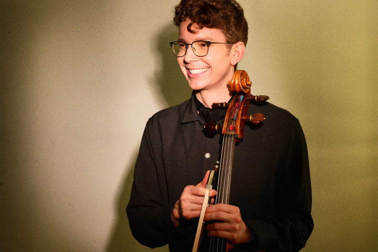 Joshua Roman - holding cello