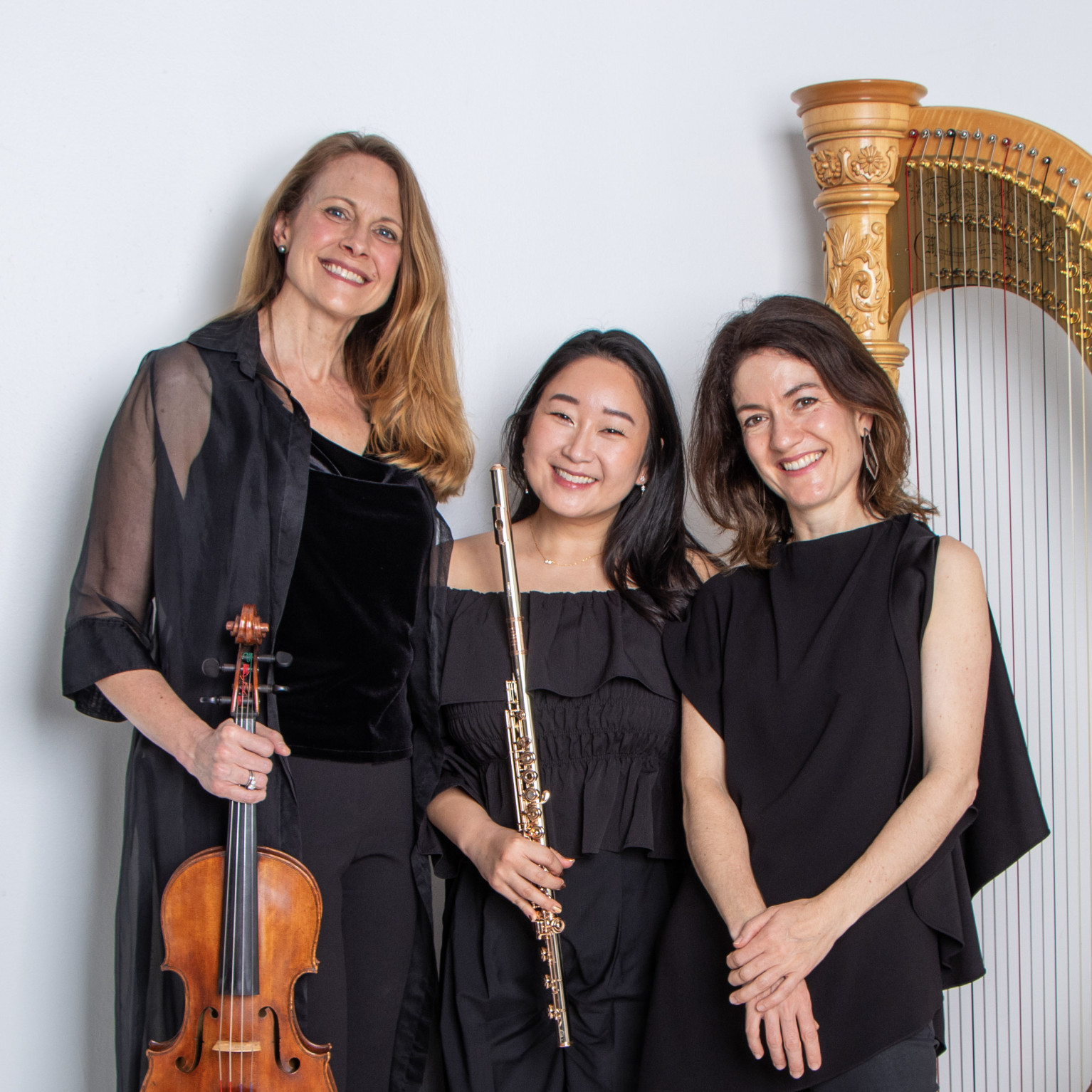 Trio Candesco - publicity shot with instruments violin, flute, harp