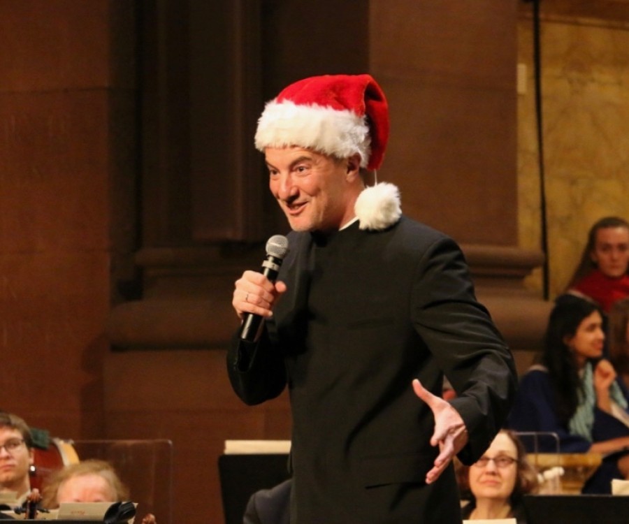 Rossen Milanov singing carols at Holiday POPS! concert