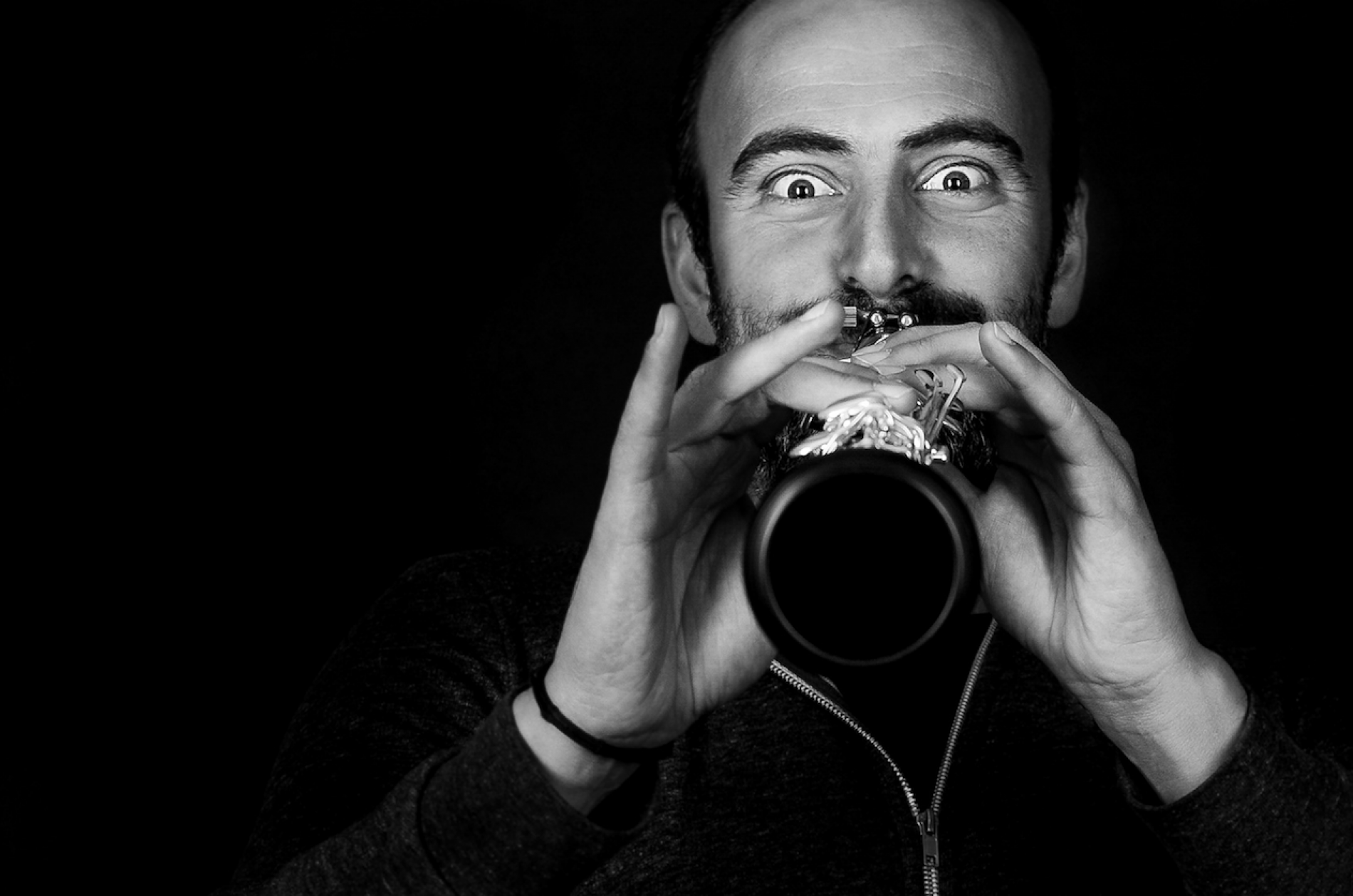 Kinan Azmeh playing his clarinet straight on