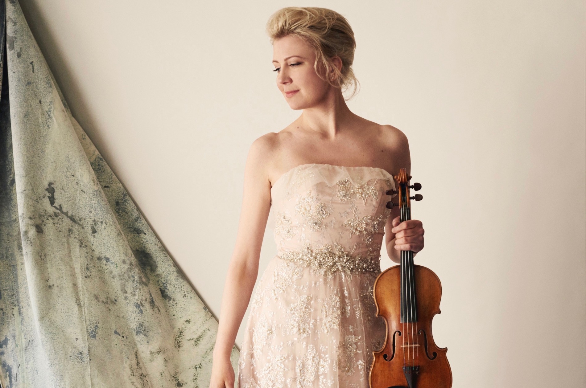 Elina Vähälä in performance attire holds her violin