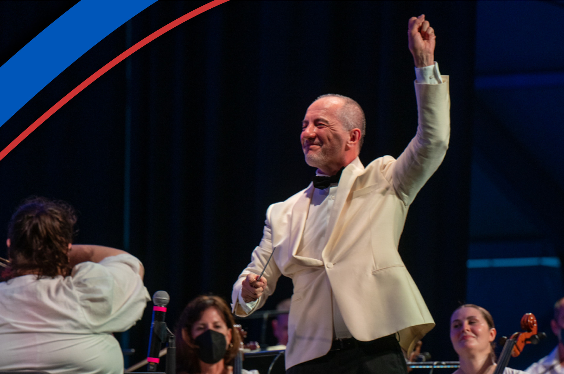 Rossen Milanov with arm raised in salute